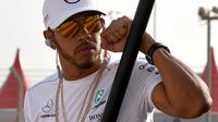 Pebalap Mercedes, Lewis Hamilton, kembali mengungkapkan keinginannya untuk menjajal lintasan di balapan MotoGP. (AFP/Andrej Isakovic)