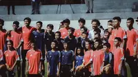 Mantan bek kiri Real Madrid, Marcelo Vieira saat berfoto dengan para pemain Bali United Academy pada Jumat pagi (17/10/2025). (Bola.com/Alit Binawan_