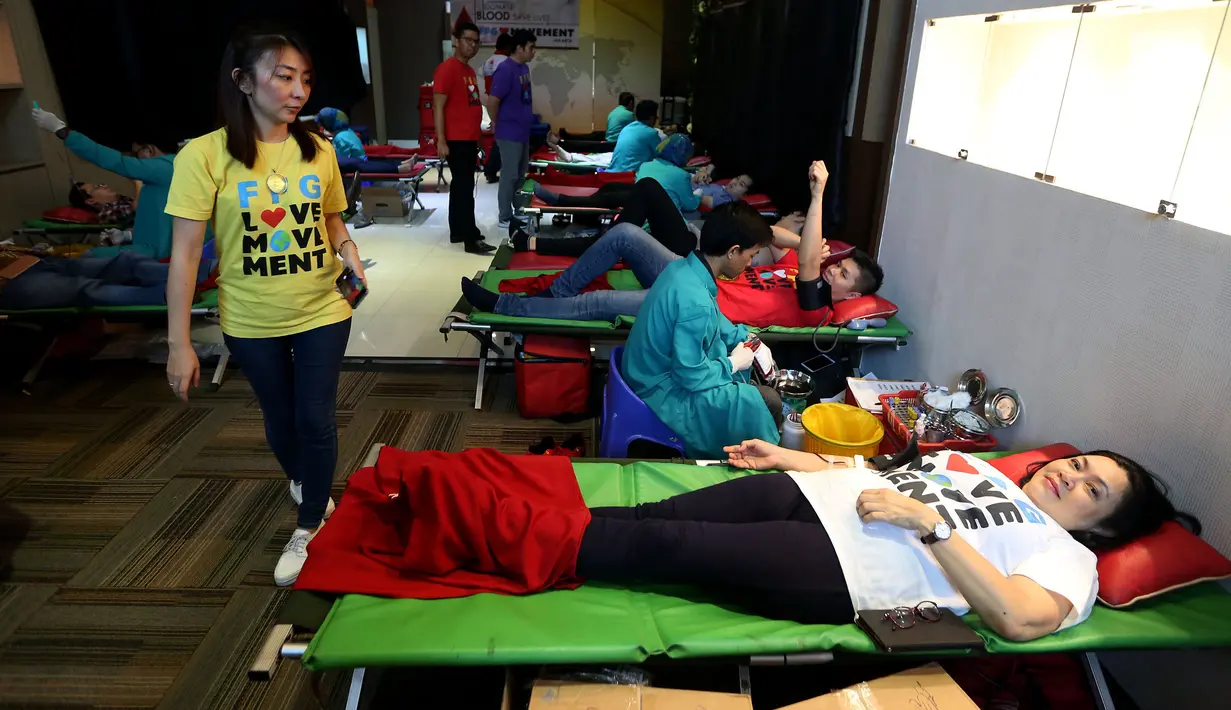 Komunitas Freedom Faithnet Global (FFG) menyelenggarakan kegiatan donor darah di kantor JMOA, lantai Lobby APL Tower - Central Park, Jakarta, Rabu (14/6). (Liputan6.com/Johan Tallo)