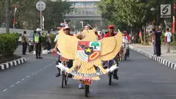 Peserta mengikuti kegiatan lomba sepeda hias di sekitar Gedung Kementerian Hukum dan HAM di Jakarta, Sabtu (19/8). Lomba tersebut digelar dalam rangka memperingati hari kemerdekaan ke-72 RI. (Liputan6.com/Immanuel Antonius)