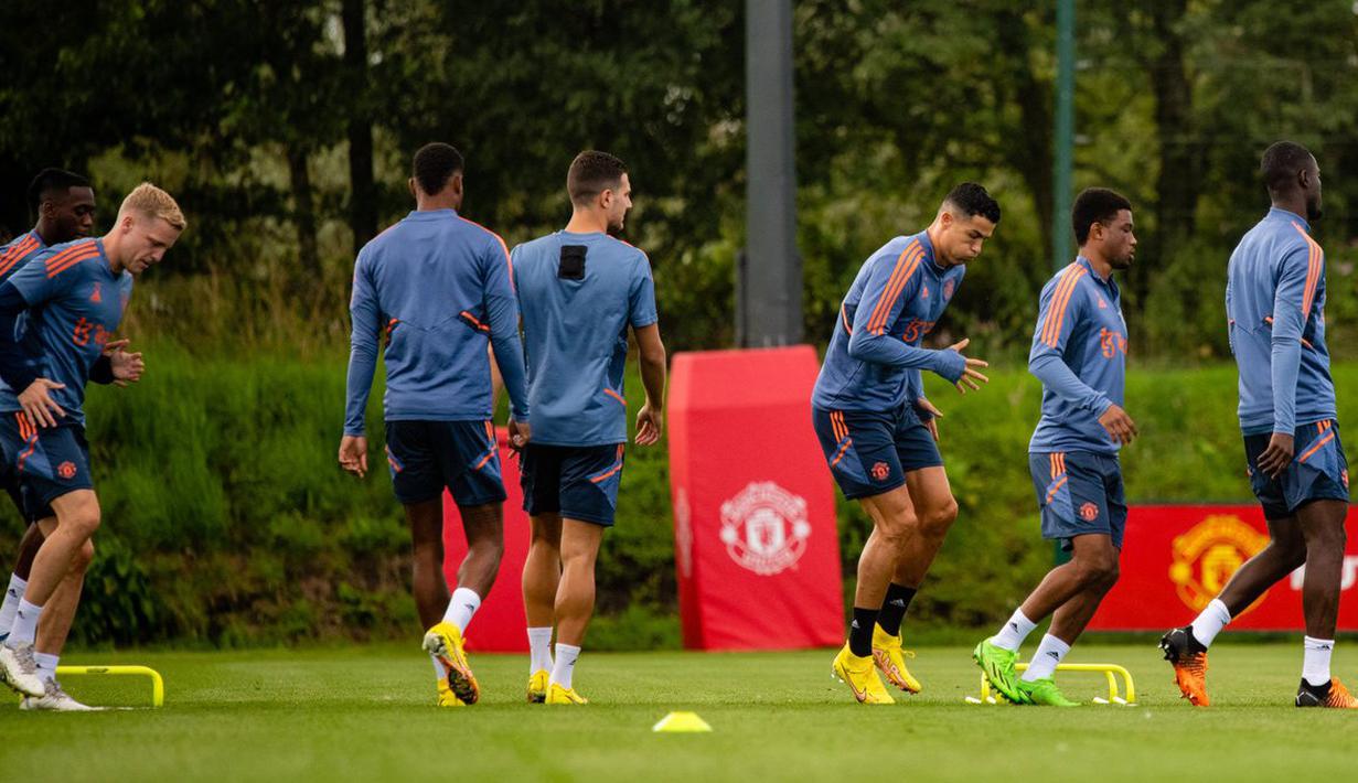 Sesi latihan ini dijalani oleh CR7 dengan penuh semangat walaupun ada kabar keretakan hubungan dirinya dengan Erik Ten Hag. (Twitter/@ManUtd)