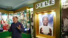 Pendiri Museum Pele,  Nikolai Khudobin saat menceritakan tentang Museum Pele di Lugansk, Ukraina Timur (17/3/2016). Museum ini masih kokoh berdiri selama 2 tahun meski berada di zona perang Ukraina. (AFP Photo/Aleksey Filippov)