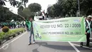 Massa dari pengemudi ojek online membentangkan spanduk sambil bergerak menuju Istana Negara, Jakarta, Senin (15/5). Mereka menuntut agar pemerintah segera merevisi UU No 22 Tahun 2009 tentang Lalu Lintas dan Angkutan Jalan. (Liputan6.com/Faizal Fanani)