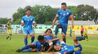 Pemain PSCS saat merayakan gol atas Persip pada lanjutan ISC B 2016 Grup 3, Sabtu (13/8/2016). (Bola.com/Robby Firly)