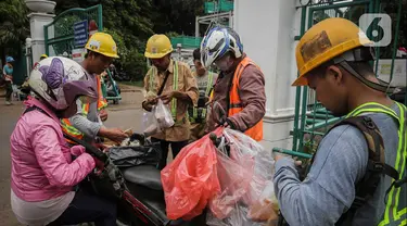 Aktivitas pekerja saat waktu istirahat kerja Kawasan Pembangunan MRT Monumen Nasional (monas), Jakarta, Kamis (18/1/2024). (Liputan6.com/Angga Yuniar)