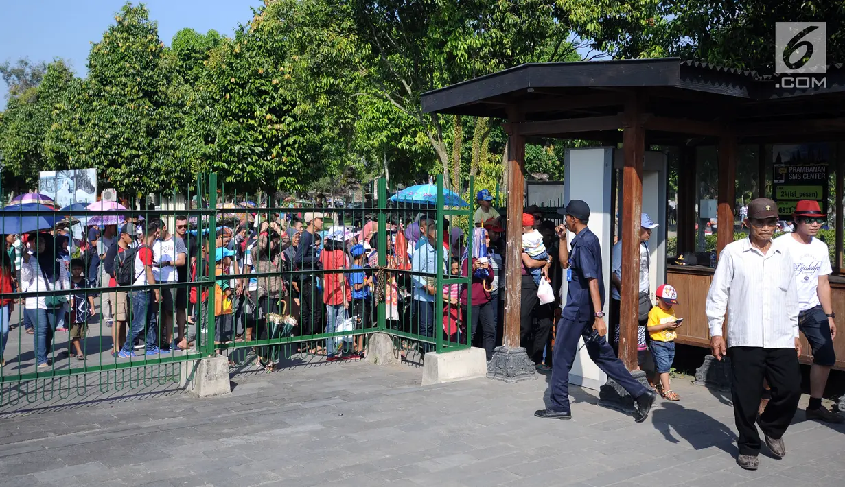 Wisatawan antri masuk kawasan Candi Prambanan, Sleman, Yogyakarta, Jumat (30/6). Mengisi libu panjang lebaran 2017, ribuan wisatawan dari berbagai daerah memadati kawasan Candi Prambanan. (Liputan6.com/Helmi Fithriansyah)