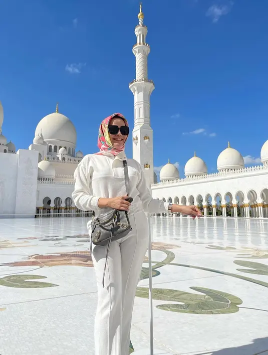 Isa Zega segera meluruskan kabar ia telah jadi simpanan Rizky Billar. Ia sendiri menyebut sudah lama tak berhubungan dengan Rizky Billar.(Liputan6.com/IG/@zega_real).