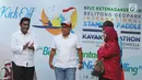 Dirut BPJS Ketenagakerjaan Agus Susanto (tengah) bersama Bupati Belitung Sahani Saleh (kiri) saat Bincang Santai and Night Paddling di kawasan ancol, Jakarta, Sabtu (18/5/2019). (Liputan6.com/Herman Zakharia)