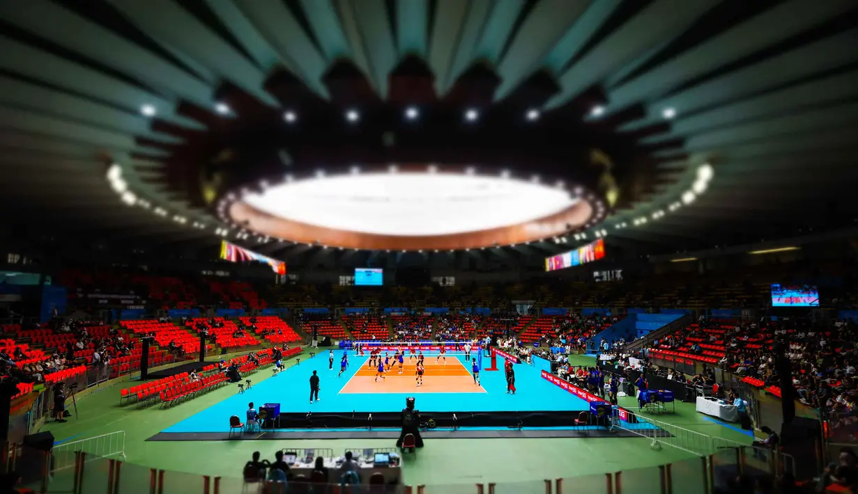 Bertanding di Indoor Stadium Huamark, Bangkok, pada Senin (15/12/2025), Timnas voli putri Indonesia menang 3-1 dengan skor 28-26, 13-25, 30-28, 26-24. Tampak dalam foto, suasana ketika Timnas voli putri Indonesia bertanding melawan Filipina pada laga final SEA Games 2025 di Indoor Stadium Huamark, Bangkok, Thailand, Senin (15/12/2025). (Bola.com/Bagaskara Lazuardi)