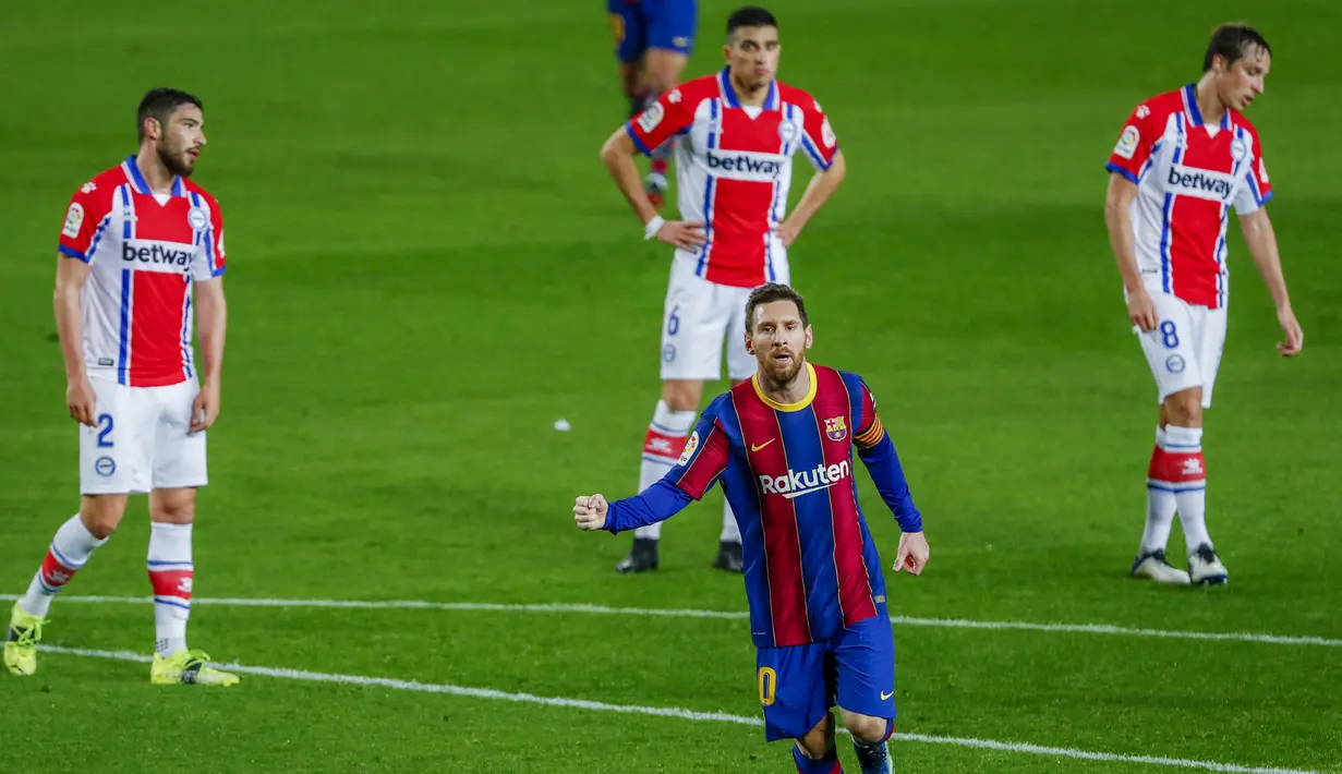 Striker Barcelona, Lionel Messi, melakukan selebrasi usai mencetak gol ke gawang Alaves pada laga Liga Spanyol di Stadion Camp Nou, Sabtu (14/2/2021). Barcelona menang dengan skor 5-1. (AP Photo/Joan Monfort)