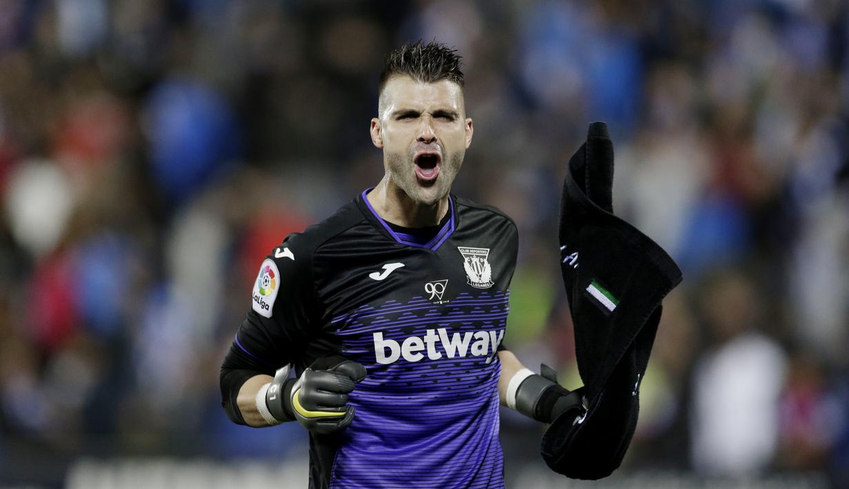 Kiper Leganes, Ivan Cuellar, merayakan gol ke gawang Real Madrid pada laga La Liga di Stadion Municipal Butarque, Senin (15/4). Kedua tim bermain imbang 1-1. (AP/Bernat Armangue)