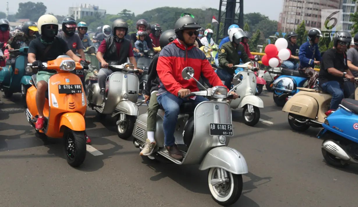 Gubernur DKI Jakarta Anies Baswedan berboncengan dengan anaknya melakukan konvoi bersama komunitas Vespa di kawasan TB Simatupang, Minggu (28/4/2019). Anies konvoi keliling Jakarta untuk merayakan ulang tahun ke-73 komunitas Vespa bertajuk "Vespa Still Fun n Running". (Liputan6.com/Angga Yuniar)