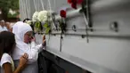 Wanita menangis di depan sebuah truk yang membawa 136 korban yang baru diidentifikasi di desa Visoko, Bosnia-Herzegovina, Kamis, (9/7/2015). Para Jenazah akan diangkut ke pusat peringatan di Potocari.(REUTERS/Stoyan Nenov)