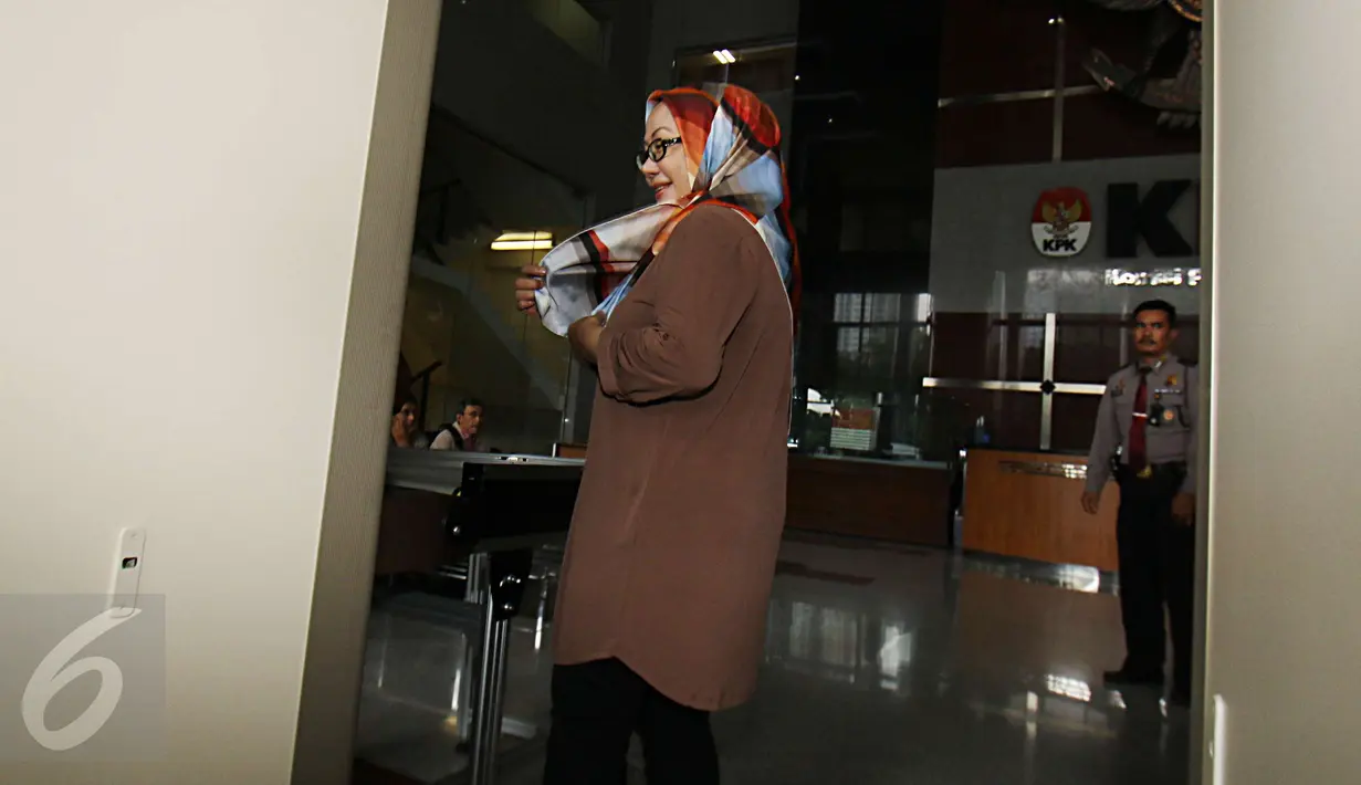 Mantan Gubernur Banten, Ratu Atut Chosiyah saat akan melewati pintu pemeriksaan di Gedung KPK, Jakarta, Kamis (16/2). Atut yang datang tanpa mengenakan rompi tahanan KPK ini enggan memberikan komentar. (Liputan6.com/Helmi Afandi)