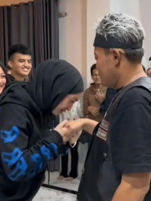 Terpaut 21 Tahun, Ini 6 Gaya Pacaran Sule dan Santyka Pakai Baju Senada
