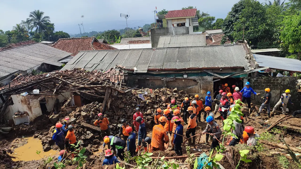 Tebing vila yang longsor di Kampung Pasirpogor, Desa Cipelang, Kecamatan Cijeruk, Kabupaten Bogor pada Sabtu 21 Mei 2022