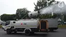 Mobil Gunner Spraying PMI menyemprotkan cairan disinfektan di jalan protokol kawasan Jakarta, Selasa (13/7/2021). Penyemprotan dengan mobil gunners spraying yang mampu menjangkau lebih dari 10 meter ini guna menekan dan mencegah penyebaran COVID-19. (merdeka.com/Imam Buhori)