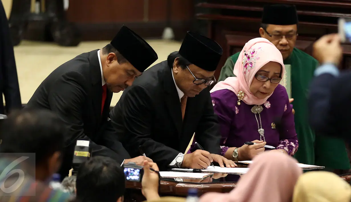 Ketua DPD RI terpilih Oesman Sapta Odang bersama Wakil Ketua Nono Sampono dan Darmayanti Lubis menandatangani berkas saat pelantikan Pimpinan DPD RI di Komplek Parlemen Senayan, Jakarta, Selasa (4/4). (Liputan6.com/Johan Tallo)
