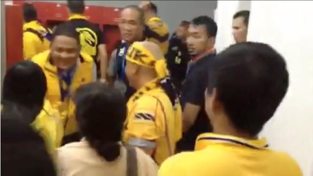 Video ruang ganti Mitra Kukar usai berhasil mengalahkan Semen Padang dengan skor 2-1 pada final Piala Jenderal Sudirman, Minggu (24/1/2016).