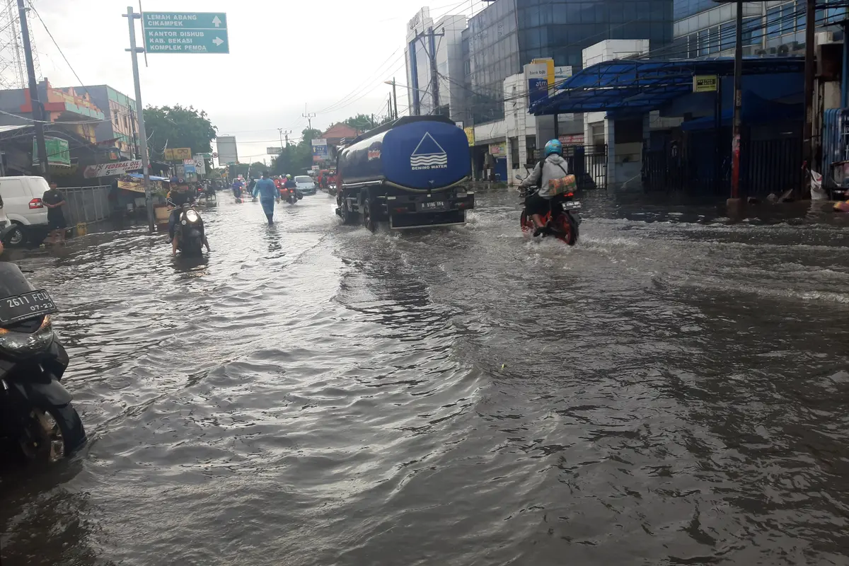 Genangan air di Jalan Yos Sudarso, Cikarang Utara, Kabupaten Bekasi, Minggu (1/11/2020).