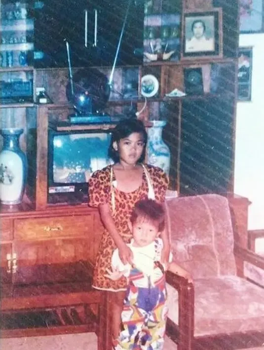 <p>Seperti inilah potret Via Vallen ketika masih kecil. Ia lahir dari keluarga yang sederhana di Sidoarjo, Jawa Timur. [Foto: instagram.com/viavallen]</p>