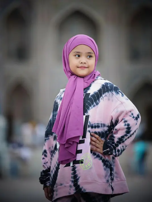 Anak sulung Oki Setiana Dewi sukses mencuri perhatian netizen karena parasnya yang semakin cantik. [Foto: IG/okisetianadewi].