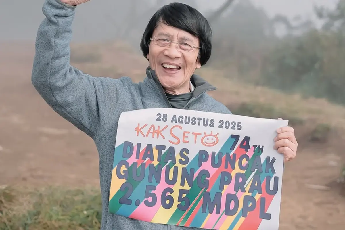 6 Potret Kak Seto Rayakan Ultah ke-74 di Gunung Prau, Menolak Tua Taklukkan Puncak