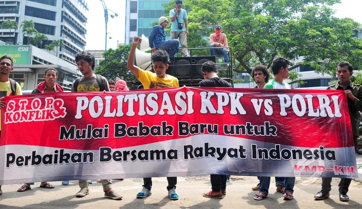 Komunitas Masyarakat Pecinta Kedamaian Indonesia Hakiki (KMP-KIH) menggelar aksi damai di depan gedung KPK, Jakarta, Jumat (27/3/2015). Aksi mereka untuk mendukung pencalonan Komjen Badrodin Haiti sebagai Kapolri.(Liputan6.com/Yoppy Renato)