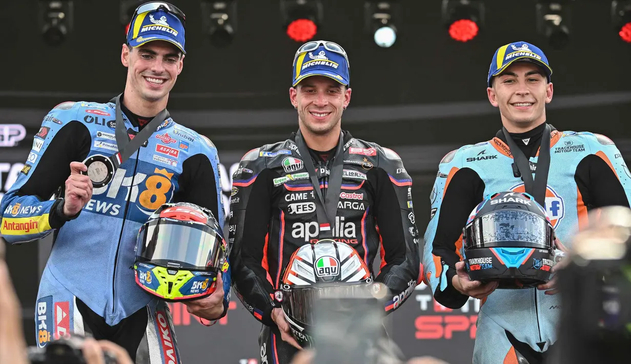 Sementara, posisi ketiga dihuni Raul Fernandez dari Trackhouse MotoGP Team (kanan). (SONNY TUMBELAKA/AFP)