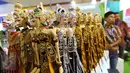 Sejumlah wayang golek dipajang saat Indonesia Bussiness and Development Expo 2016 di, Jakarta, Kamis (8/9). Kegiatan ini juga menjadi tempat untuk mempublikasikan berbagai prestasi dan inovasi BUMN. (Liputan6.com/Fery Pradolo)