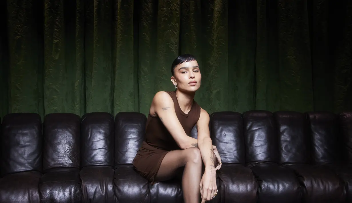 Saint Laurent menampilkan koleksi pakaian perempuan, seperti gaun sutra yang ketat menyerupai pakaian dalam tipis. Terlihat dikenakan Rose BLACKPINK, yang memperlihatkan, sekaligus menutupi tubuh Rise, seperti sinar X hiper grafis. [Foto: Document/Saint Laurent]