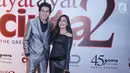 Pasangan Maxime Bouttier dan Prilly Latuconsina berpose saat menghadiri gala premiere film Ayat Ayat Cinta 2 di Jakarta, Kamis (07/12). (Liputan6.com/Herman Zakharia)