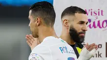 Pemain Al Nassr, Cristiano Ronaldo, berpapasan dengan pemain Al Ittihad, Karim Benzema, dalam laga tunda pekan ke-17 Liga Arab Saudi di King Abdullah Sport City Stadium, Jeddah, Rabu (27/12/2023). Al Nassr menang dengan skor 5-2. (Photo by AFP)