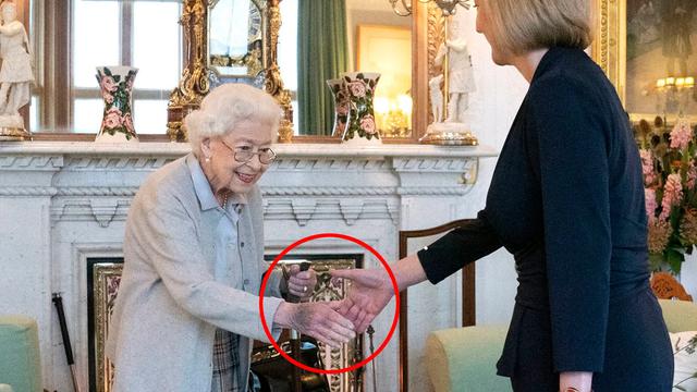 Ratu Elizabeth II sebelum meninggal bertemu dengan Liz Truss pada hari Selasa 6 September 2022. Tangannya terlihat biru dan ungu. (AP)