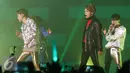 Aksi boy band SHINee pada saat konser bertajuk "SHINee World V in Jakarta" di kawasan Kemayoran, Jakarta, Sabtu (12/11). SHINee tampil dengan membawakan 30 lagu dan album baru mereka 1 of 1. (Liputan6.com/Herman Zakharia)