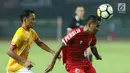 Pemain tengah Persija, Ramdani Lestaluhu (kanan) berebut bola dengan pemain Selangor FA saat laga persahabatan di Stadion Patriot Candrabhaga, Bekasi, Kamis (6/9). Persija kalah 1-2. (Liputan6.com/Helmi Fithriansyah)