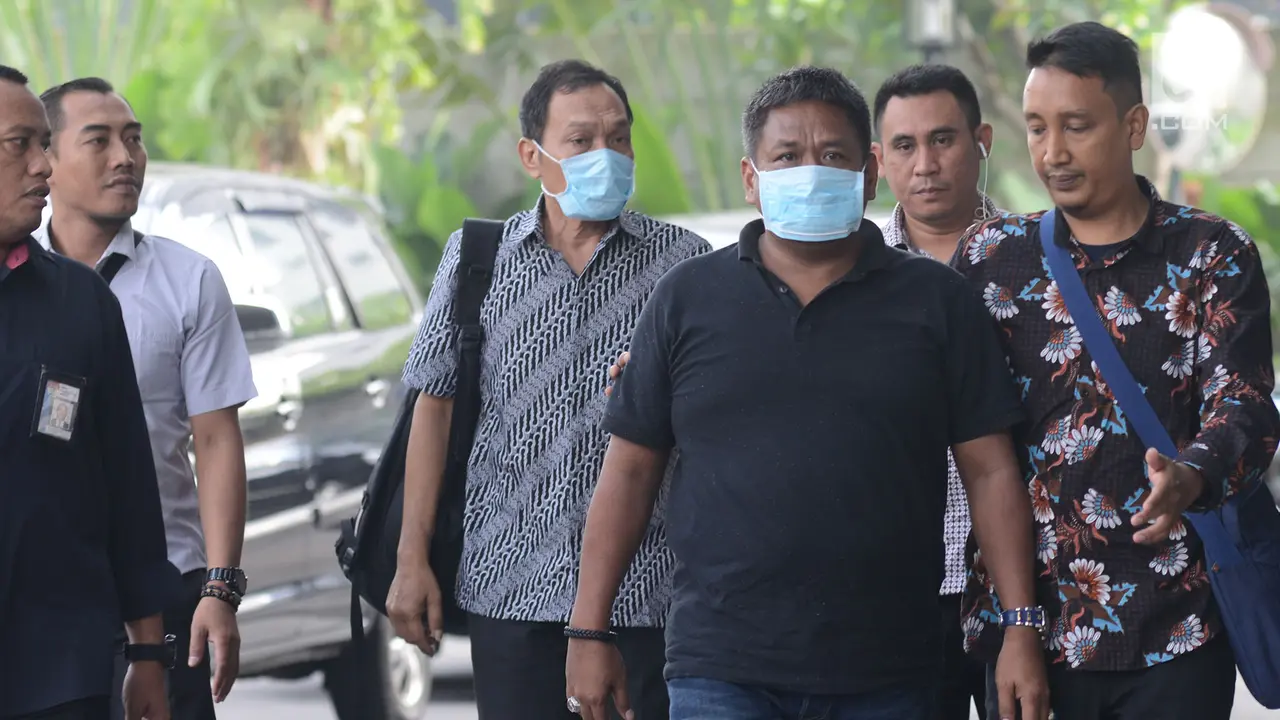 Kenakan Masker, Hakim PN Balikpapan yang Terjaring OTT Tiba di KPK