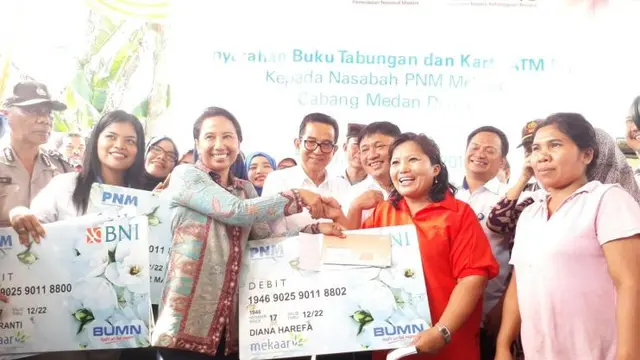 Menteri BUMN Rini Soemarno menyerahan buku tabungan dan kartu ATM BNI kepada Nasabah PNM Mekaar di Medan, Sabtu (14/10/2017). (Ilyas/Liputan6.com)