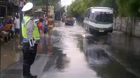 Banjir juga melanda di PD Jaya Cipulir, Jakarta Selatan, dengan ketinggian air hampir mencapai satu meter.