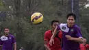 Penyerang Persita Tangerang, Rishadi Fauzi mengejar bola lambung saat ujicoba melawan PSAU di Lapangan Sutasoma, Jakarta, Jumat (21/8/2015). Persita mengalahkan PSAU dengan skor 1-0. (Bola.com/Vitalis Yogi Trisna)