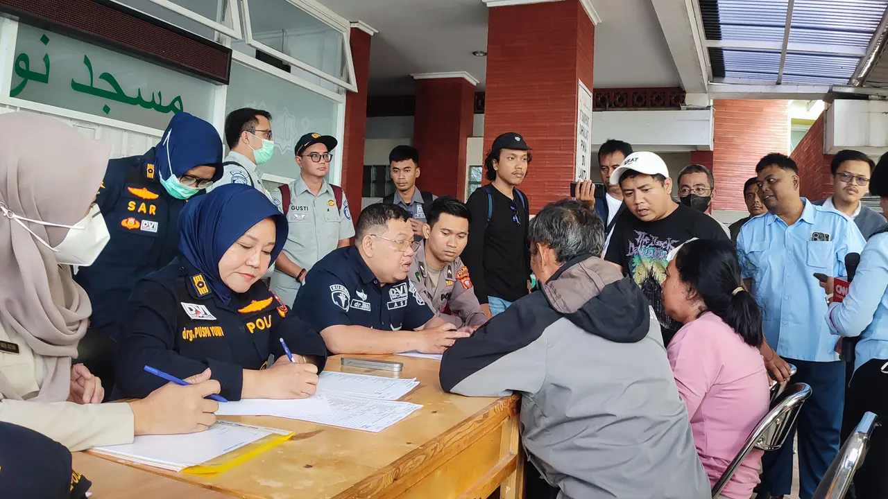 Proses identifikasi korban tabrakan beruntun di Gerbang Tol Ciawi, Bogor, dilakukan oleh tim Disaster Victim Identification (DVI) Polda Jawa Barat, Rabu (5/2/2025). (Liputan6.com/Achmad Sudarno)