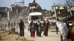 Seorang anak duduk di atas kendaraan yang dipenuhi barang-barang saat pengungsi Palestina kembali ke rumah mereka di kawasan al-Zahra, utara kamp pengungsi Nuseirat di Jalur Gaza tengah, pada Selasa 14 Oktober 2025. (Eyad BABA/AFP)