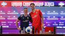 Pelatih kepala Timnas Indonesia, John Herdman (kiri) dan Kevin Diks berfoto bersama setelah konferensi pers menjelang laga FIFA Matchday melawan Oman di Stadion Utama Gelora Bung Karno (SUGBK), Senayan, Jakarta, Kamis (04/06/2026) WIB. (Bola.com/Bagaskara Lazuardi)