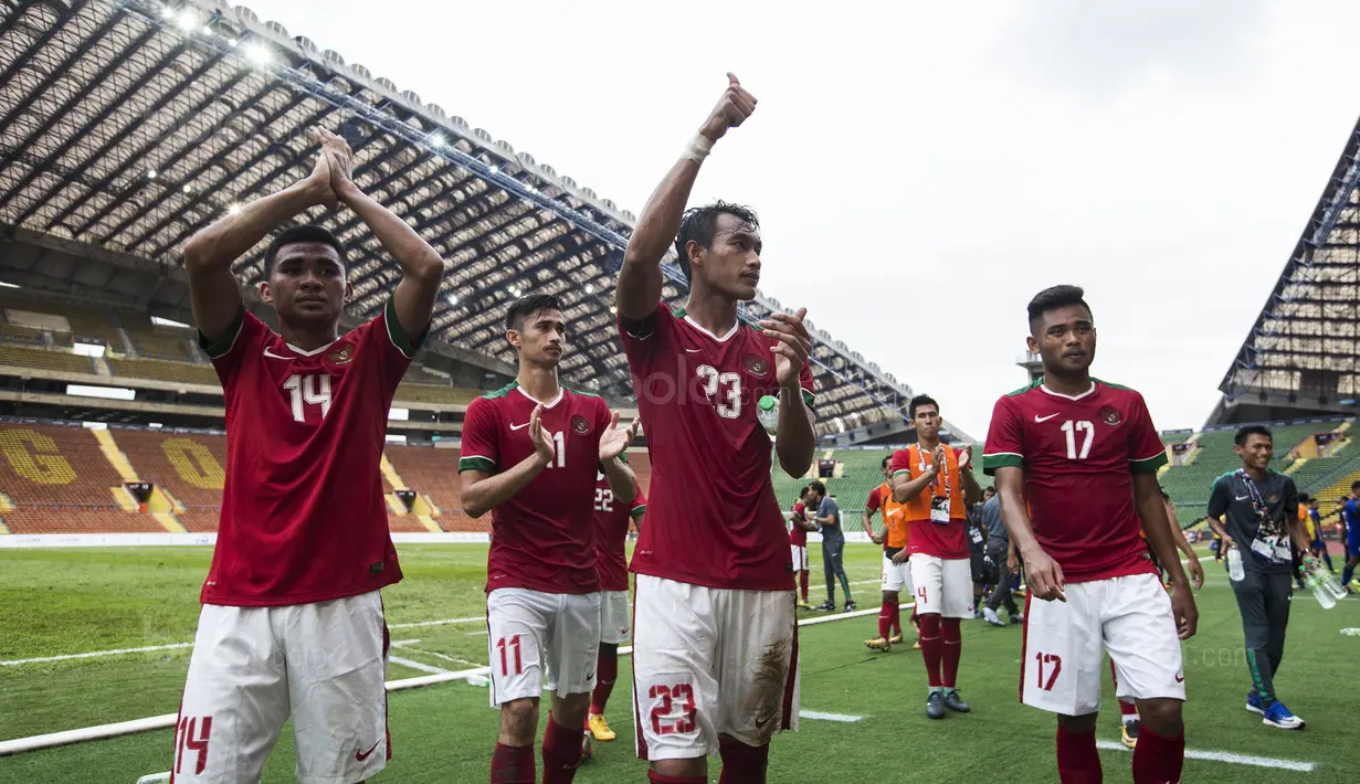 5. Kapten Timnas Indonesia, Hansamu Yama, mengajak rekan-rekannya menyapa suporter usai laga melawan Thailand. (Bola.com/Vitalis Yogi Trisna)