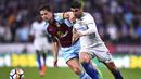 Striker Chelsea, Alvaro Morata, berebut bola dengan bek Burnley, James Tarkowski, pada laga Premier League di Stadion Turf Moor, Jumat (20/4/2018). Burnley takluk 1-2 dari Chelsea. (AP/Anthony Devlin)
