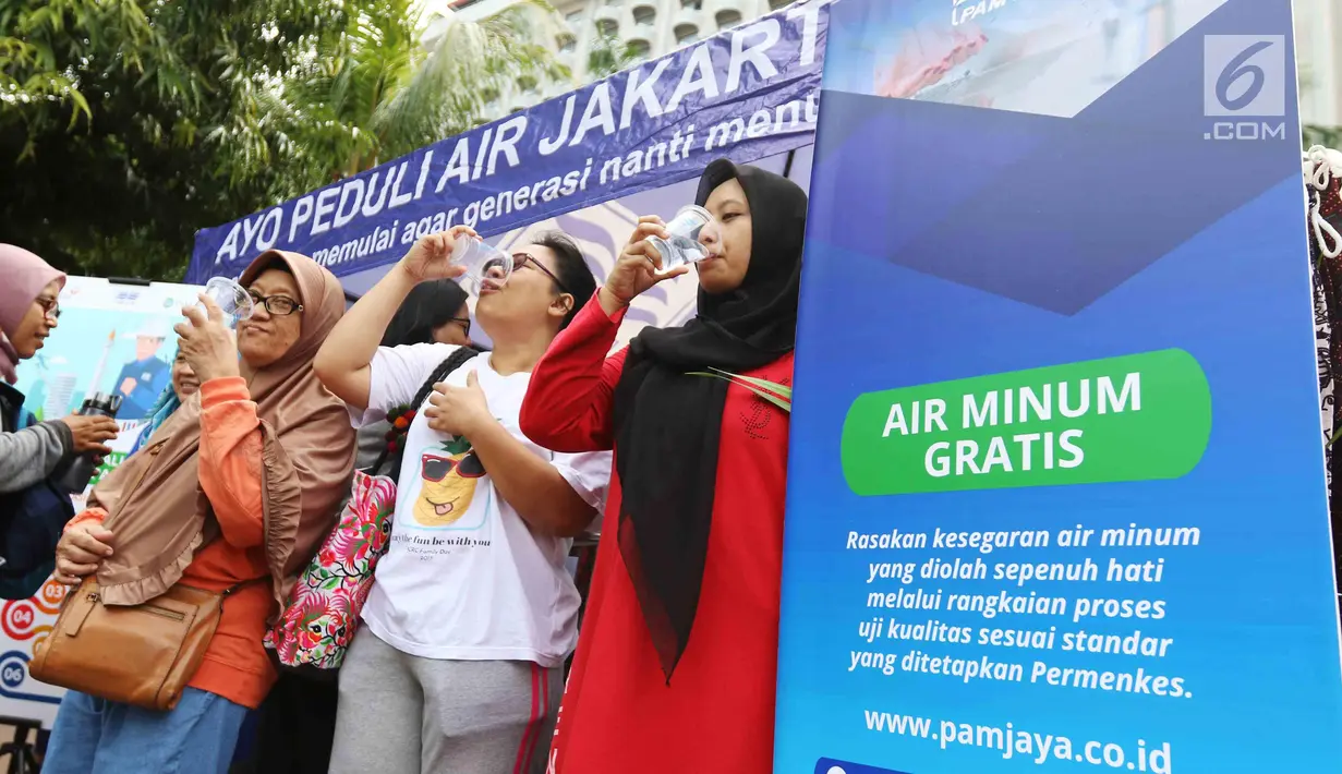 Warga meminum air gratis saat run for water di CFD, Jakarta, Minggu (25/3). Run For Water kolaborasi PAM Jaya, Palyja, dan Aetra mengkampanyekan Hari Air Dunia 2018 mengajak masyarakat ayo peduli air Jakarta. (Liputan6.com/Angga Yuniar)