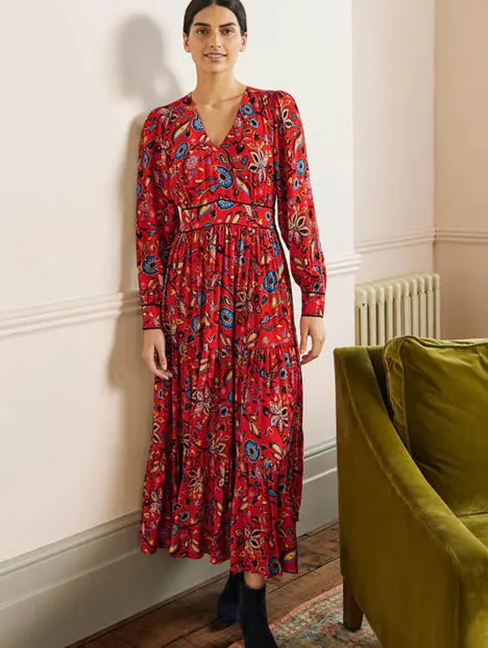 Splurge-Worthy V-Neck Dress adalah tipe gaun yang akan membuatmu merasa lebih baik dengan penampilanmu, tanpa terkesan berlebihan. Karet di bagian pinggang akan menyesuaikan bentuk tubuhnya dengan baik.