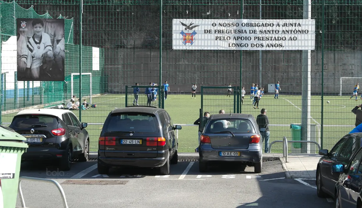 Poster Cristiano Ronaldo terpampang di lapangan klub sepak bola CF Andorinha di Kawasan San Antonio, Funchal, Portugal. Klub tersebut merupakan tempat awal Cristiano Ronaldo meniti karir sebagai pesepak bola. (Bola.com/Reza Khomaini)