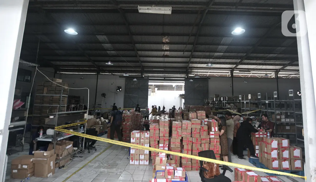 Suasana gudang kasus peredaran obat dan makanan ilegal di kawasan Sunter, Jakarta, Selasa (10/12/2019). Modus yang digunakan adalah penjualan via jasa pengiriman dan e-commerce di empat gudang di Jakarta Utara dan Selatan. (merdeka.com/Iqbal Nugroho)