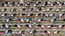 Personel Pasukan Keamanan Perbatasan (BSF) mengambil bagian dalam sesi yoga pada Hari Yoga Internasional di perbatasan Attari-Wagah antara India dan Pakistan di pinggiran kota Amritsar pada tanggal 21 Juni 2025. (Narinder NANU/AFP)
